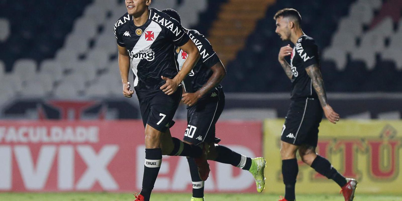 Vasco bate Vila Nova em São Januário e entra no G4 da ...